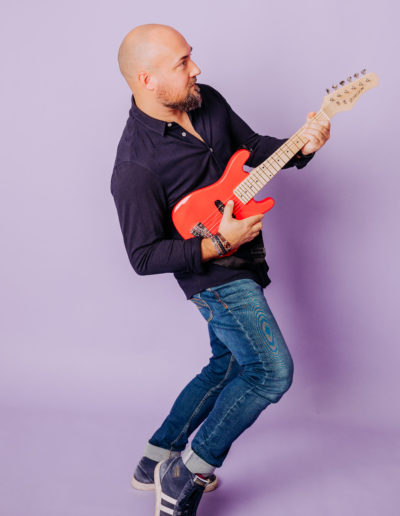 Image d'homme qui joue de la guitare en se faisant photographier