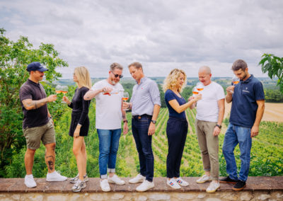 Équipe en situation dans les vignes pour promouvoir leur métier du vin